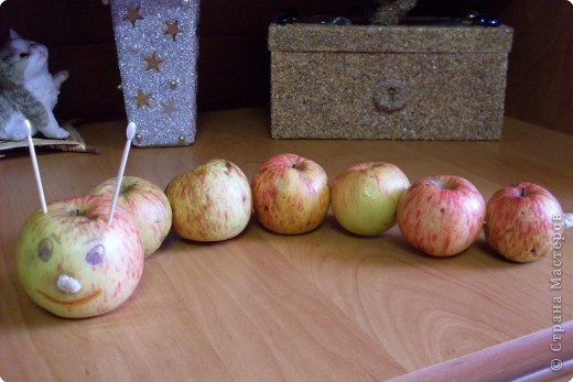 Гусеница из яблок - мастер класс фото